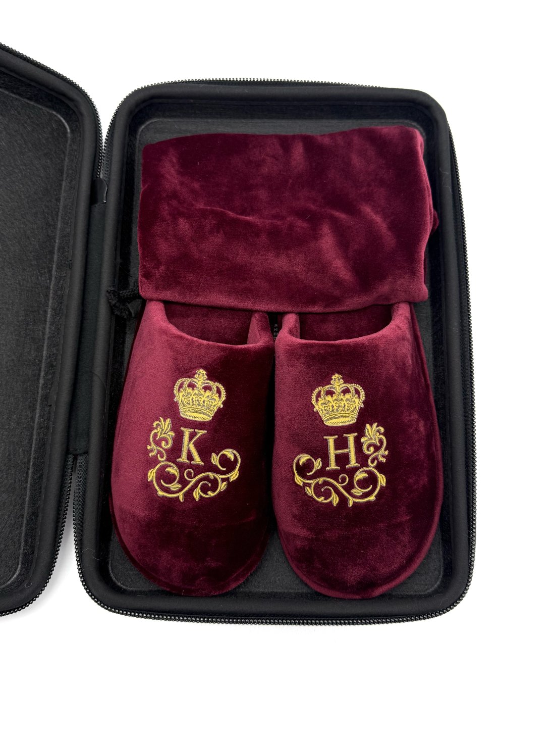Подарунковий бокс з капцями та мішечком бордового кольору з нанесенням особистих ініціалів золотого кольору