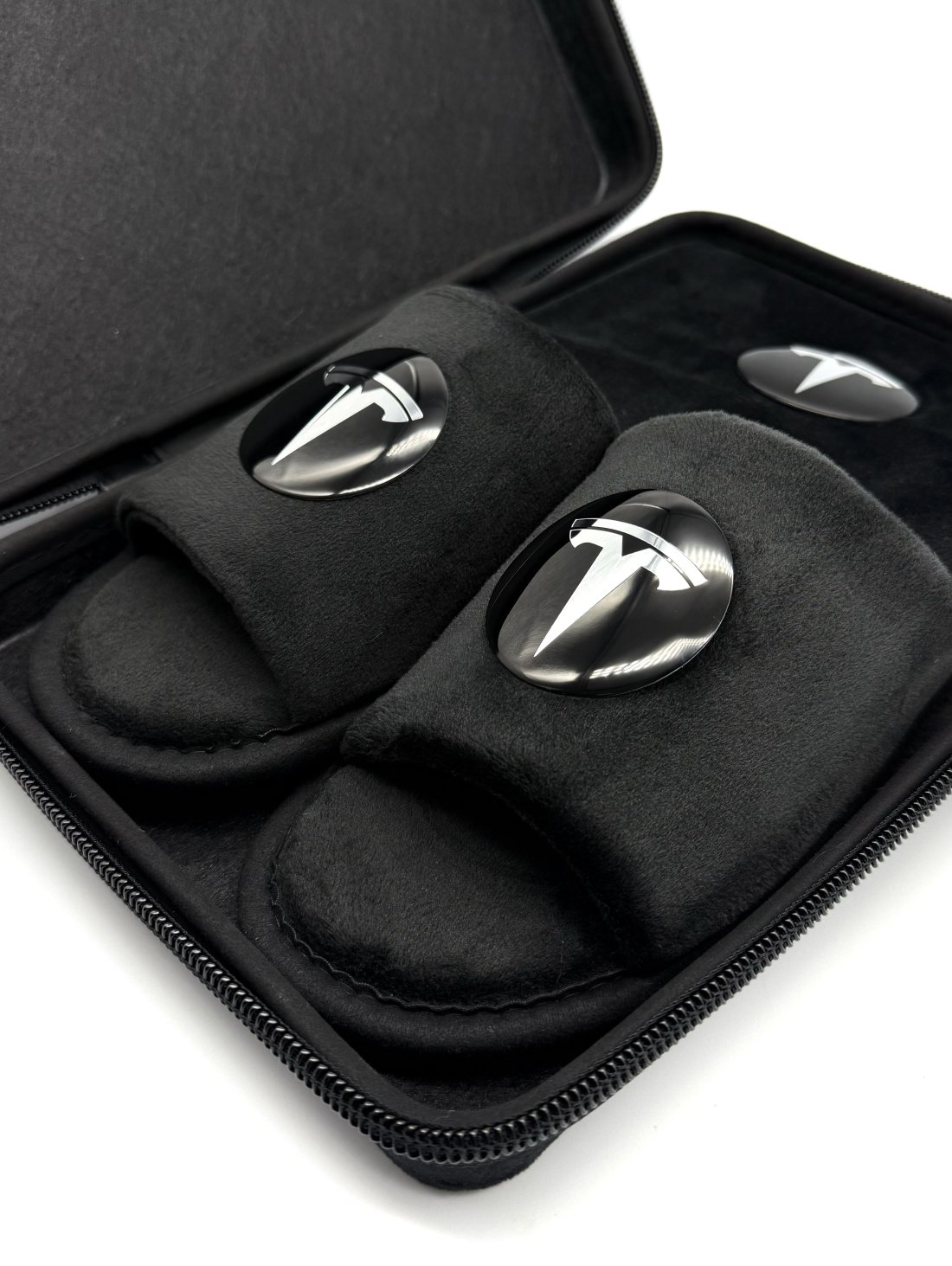 Подарунковий бокс з відкритими капчиками та мішечком з оригінальним авто-значком Tesla