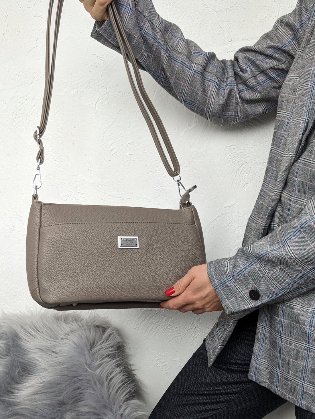 Містка сумка з великою зовнішньою кишенею і практичним дизайном INNOE 350010-1 Бежевий