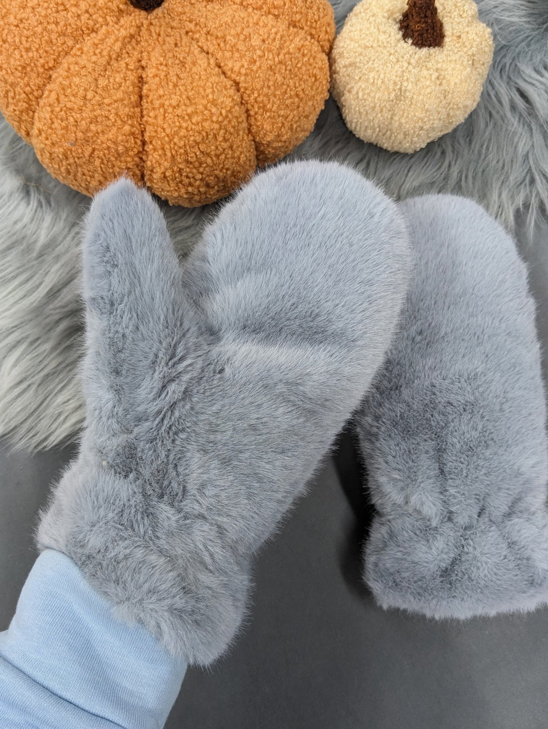 М’які хутряні рукавички сірого кольору INNOE 85005-2 Світло-сірий