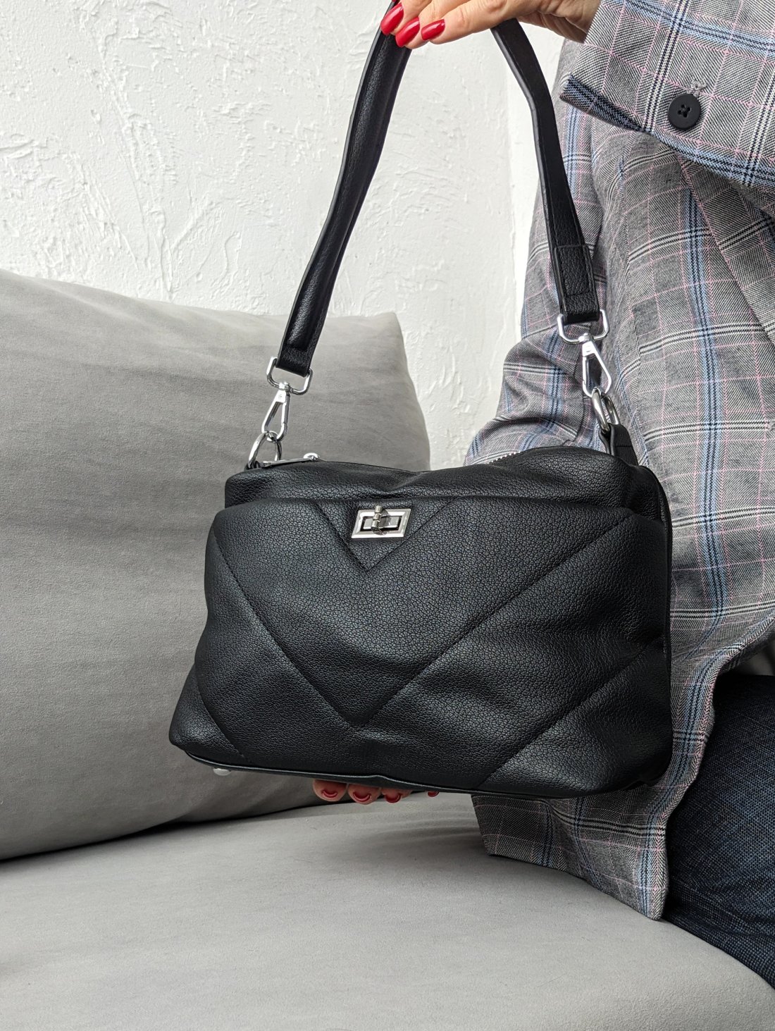 Практична та елеганта чорна жіноча сумка зі штучної шкіри INNOE 350010-3 Чорний