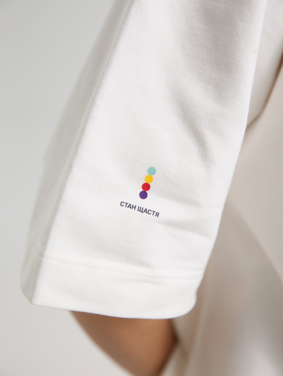 Футболка стану Щастя з принтом "Джерело Щастя" білого кольору