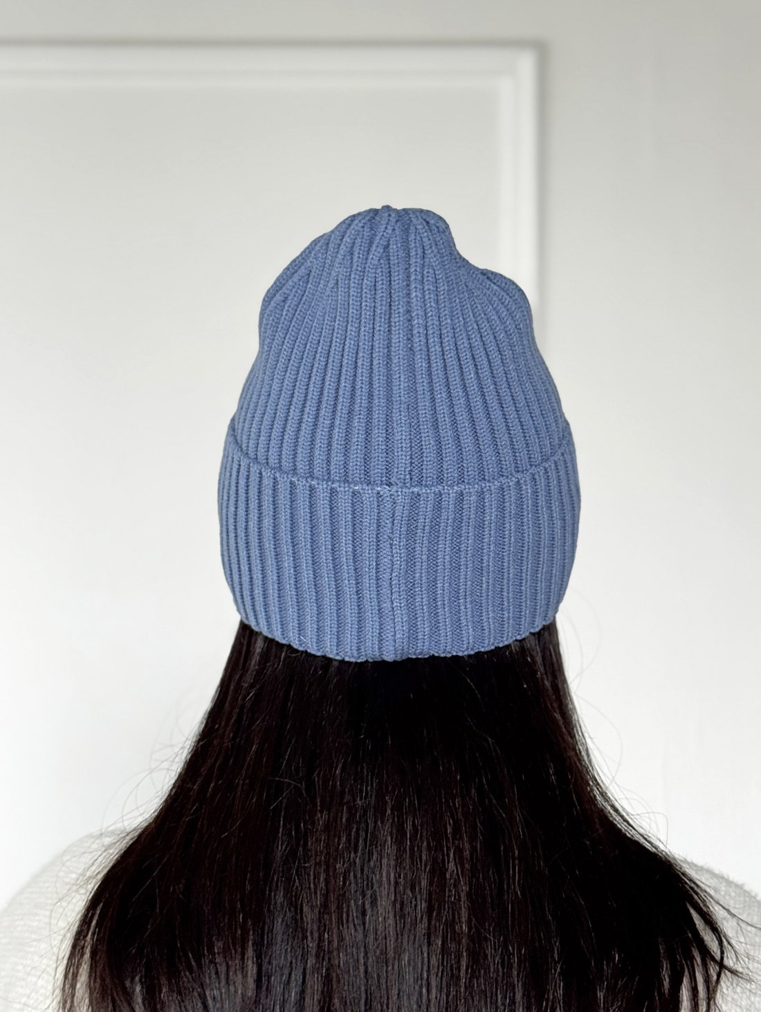 Стильна і тепла жіноча шапка блакитного кольору INNOE 950825-1 Джинс