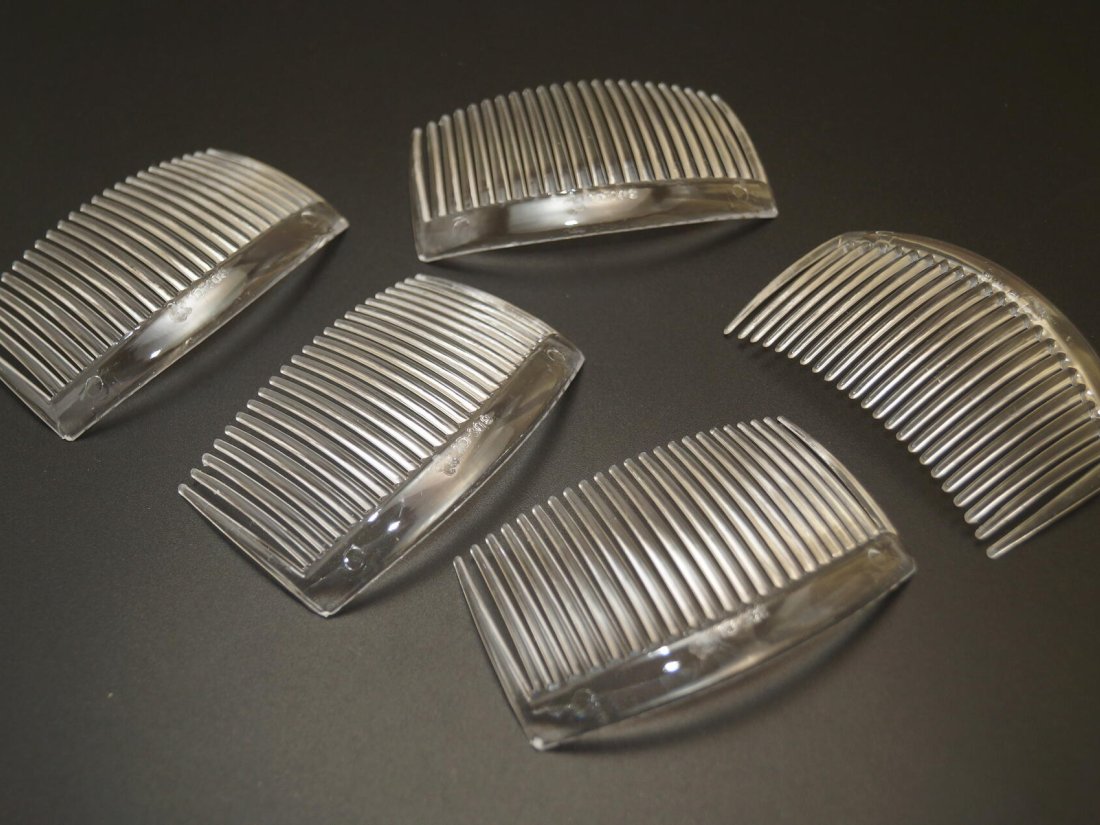 Гребінець для волосся. Прозорий.