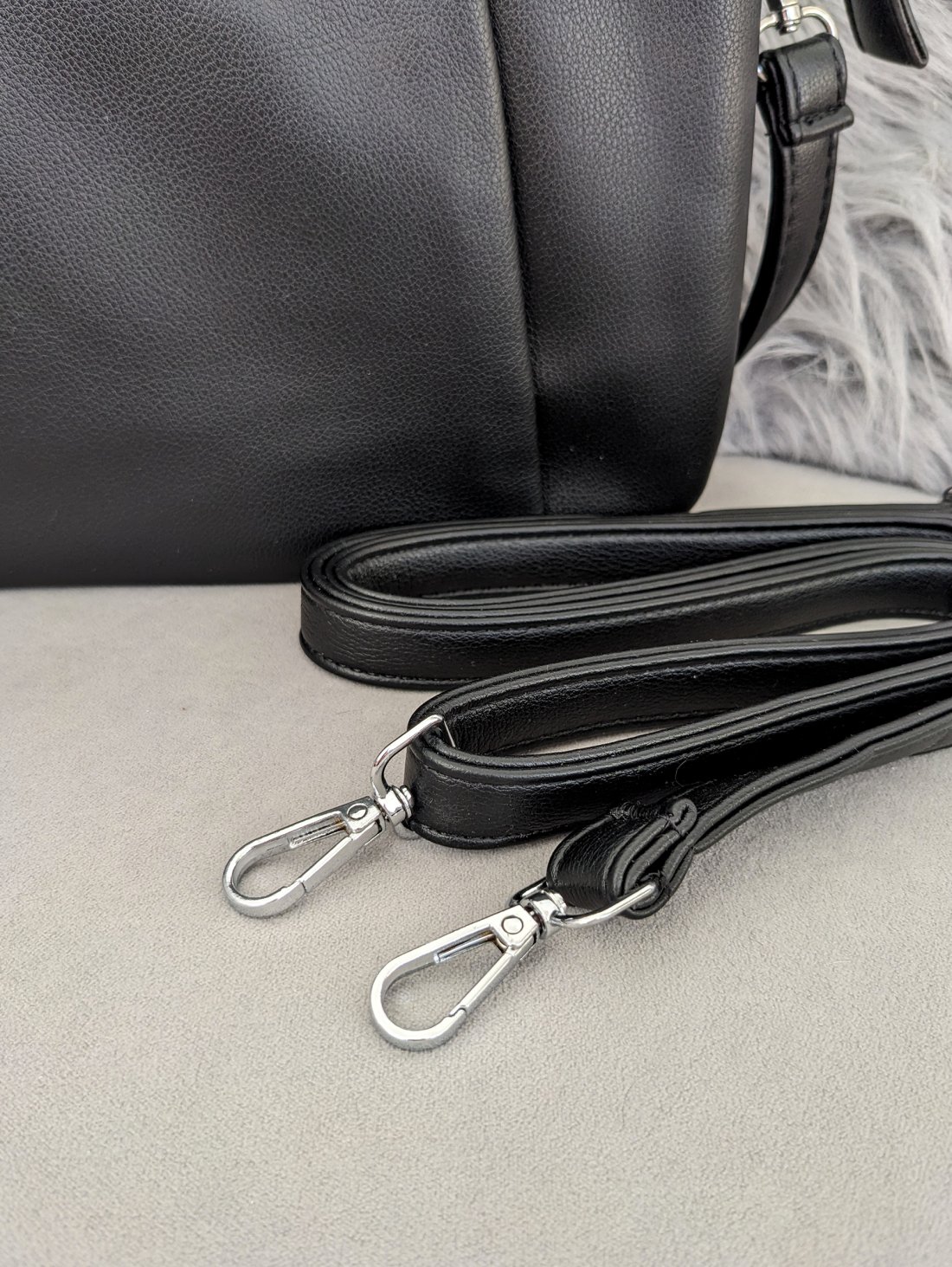 Стильна зручна сумка з екошкіри INNOE 350011-2 Чорний