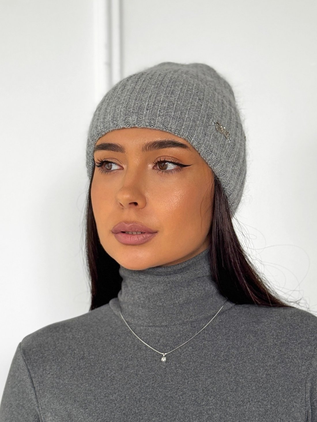 Стильна жіноча шапка рельєфної в'язки INNOE 950868-1 Сірий