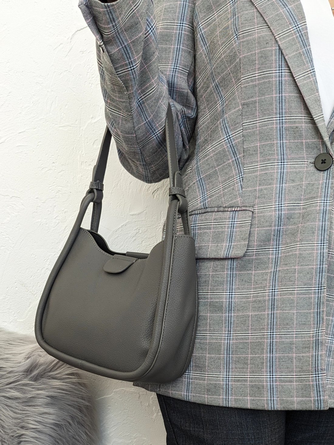 Стильна сумка з мінімалістичним дизайном і внутрішнім органайзером INNOE 350012-1 Тауп