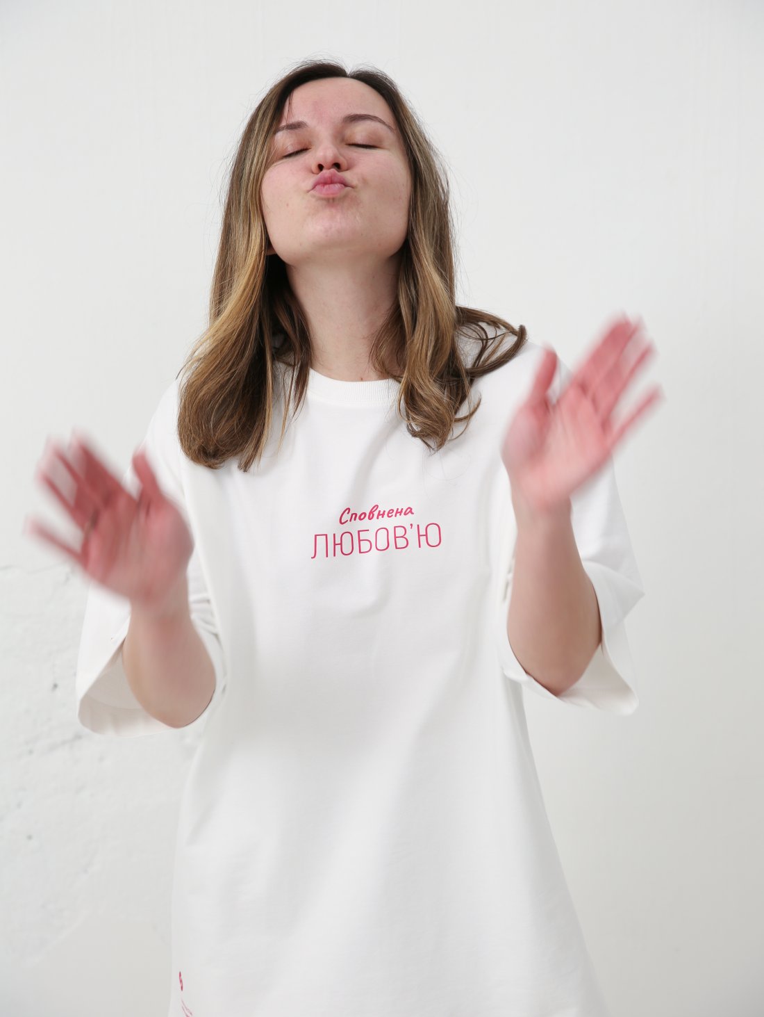 Футболка стану Любові з принтом "Сповнена любовʼю", білого кольору