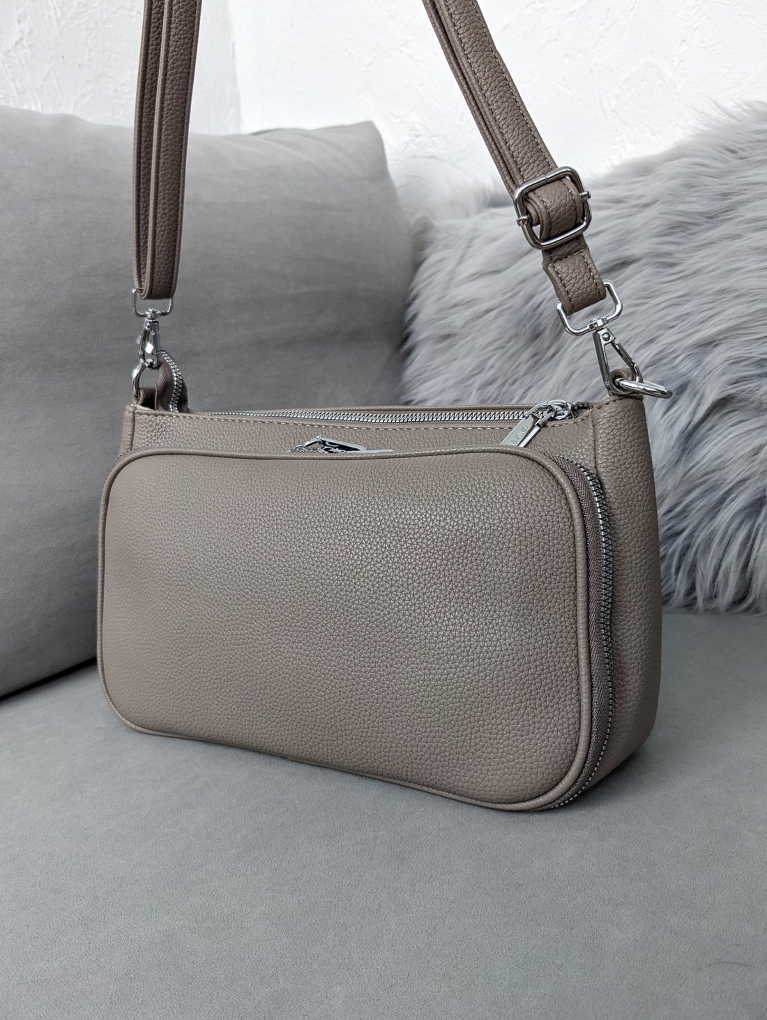 Містка сумка з великою зовнішньою кишенею і практичним дизайном INNOE 350010-1 Бежевий