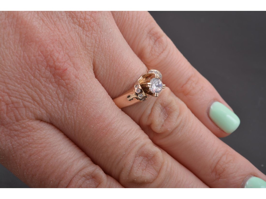 Жіноча каблучка