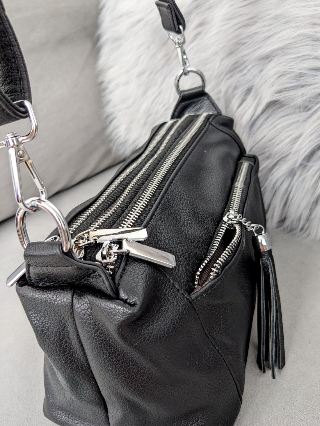 Стильна чорна сумка з м’якої екошкіри з китицею через плече INNOE 350010-4 Чорний