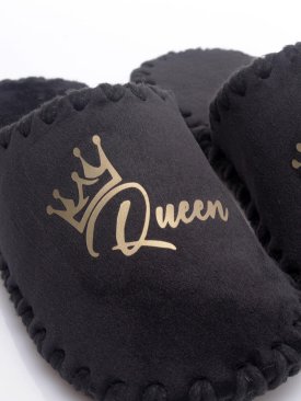 Жіночі домашні капці Family story Класичні закриті чорні з написом Queen золотого кольору - Купити
