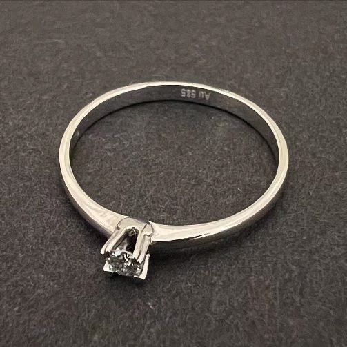 Каблучка з діамантом