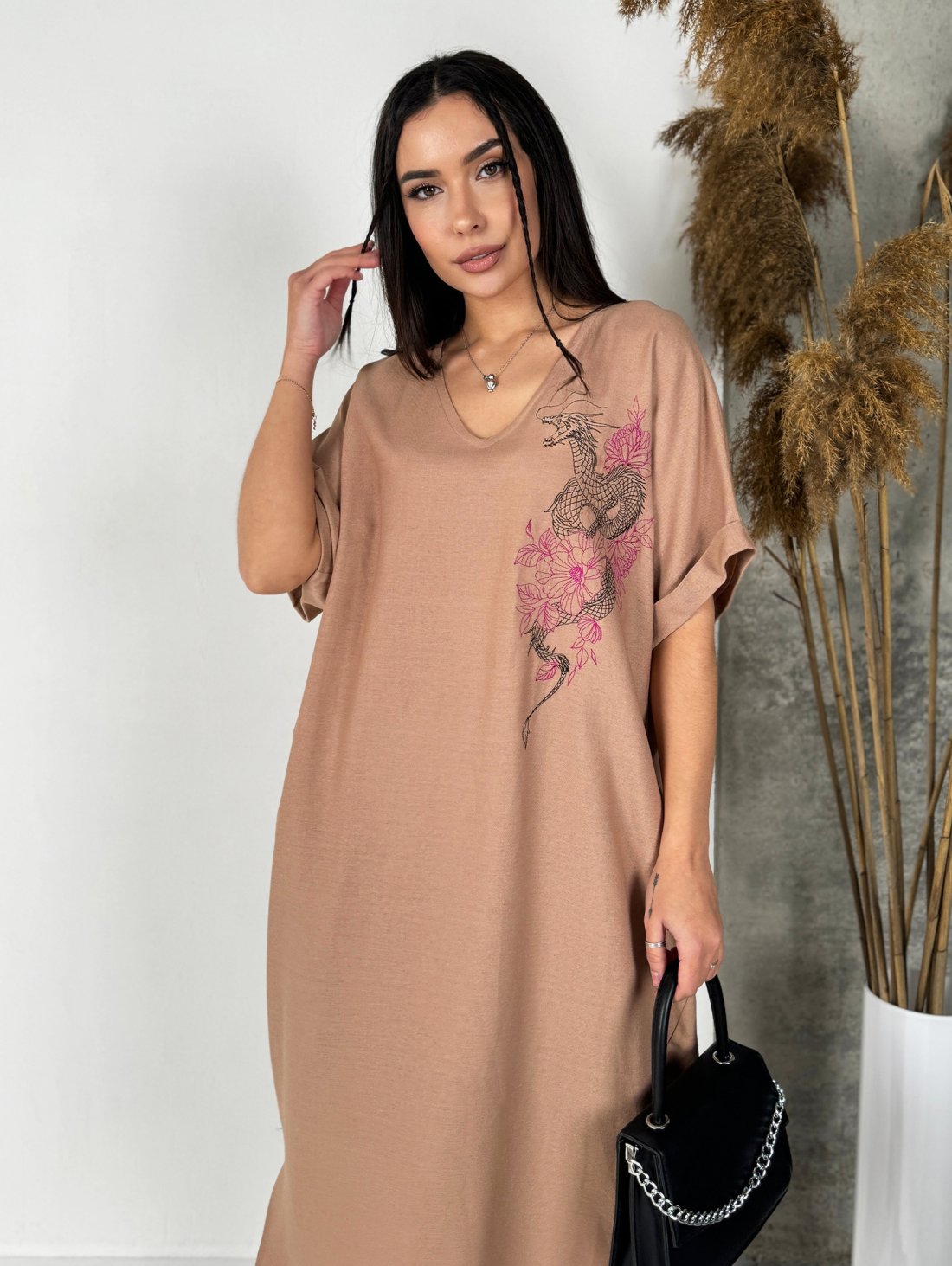 Неймовірна сукня оверсайз довжини міді з дизайнерською вишивкою 270341-4