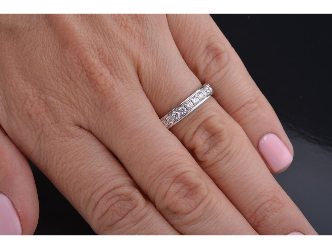 Обручка-доріжка із діамантами у стилі Tiffany