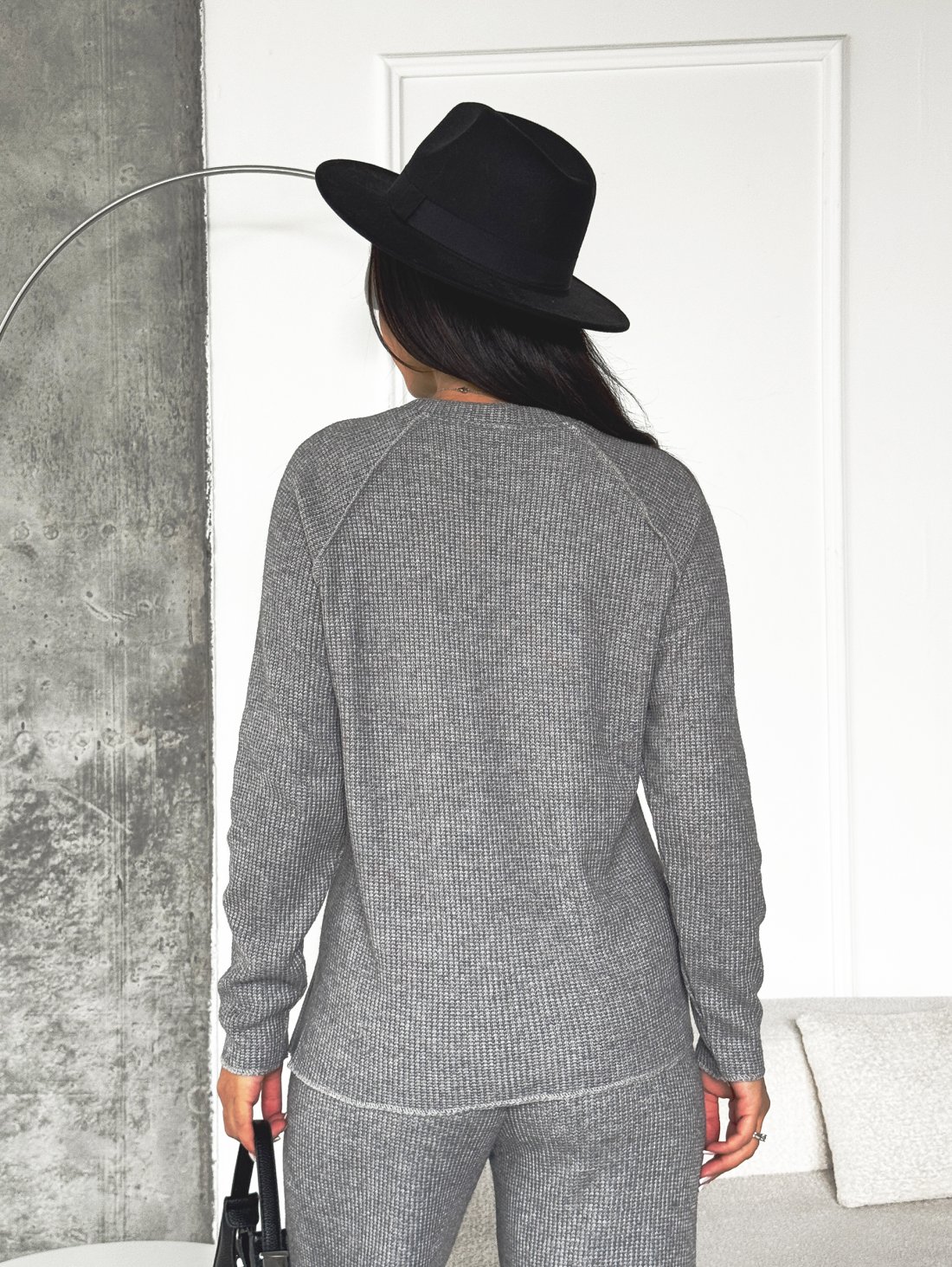 В’язаний костюм з дизайнерськими деталями INNOE 210370-1 Сірий