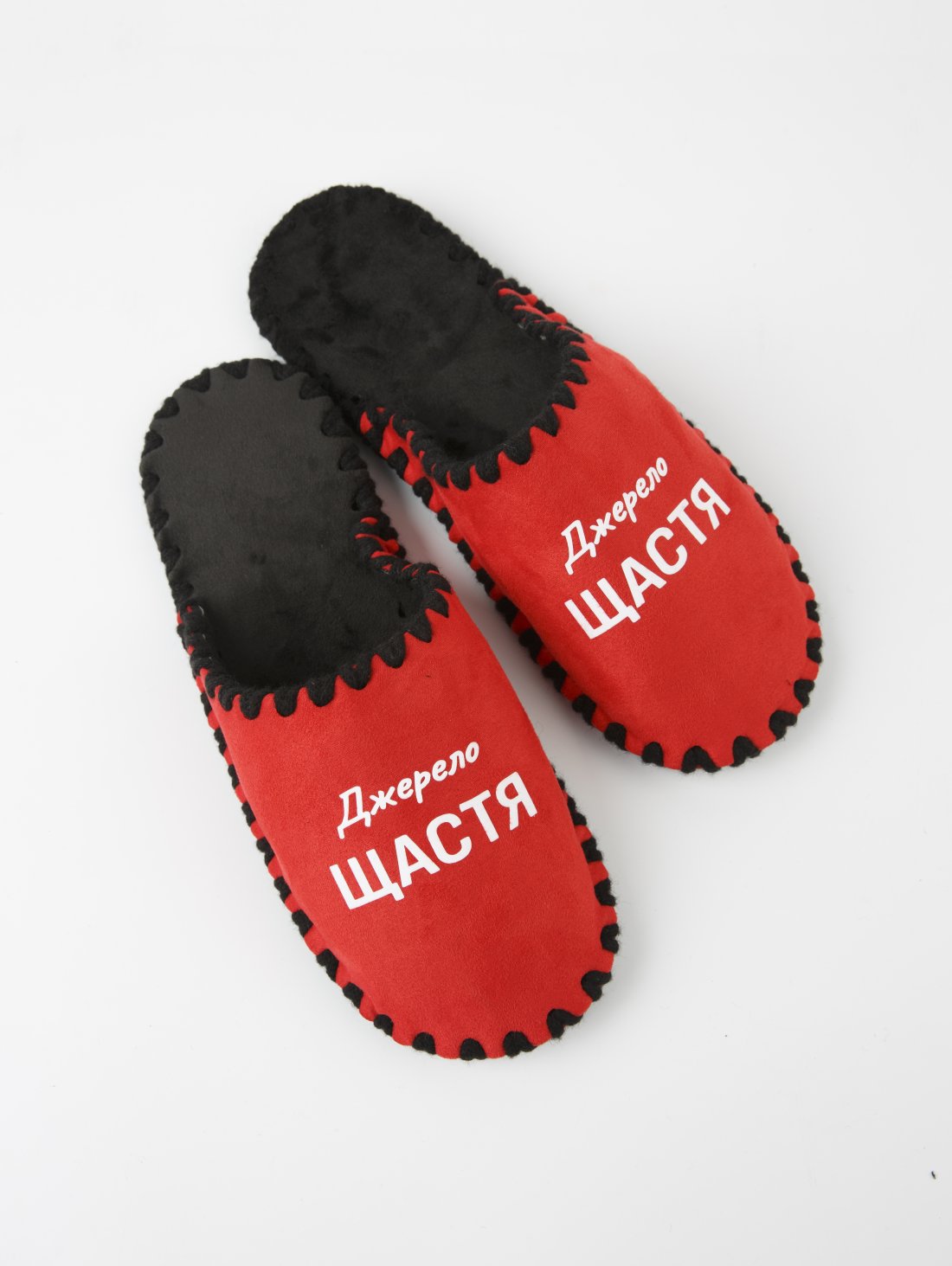 Комплект «Стан Щастя та впевненості» - футболка та червоні капці з принтом «Джерело щастя» та 3 пари шкарпеток
