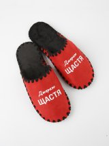 Комплект «Стан Щастя та впевненості» - футболка та червоні капці з принтом «Джерело щастя» та 3 пари шкарпеток