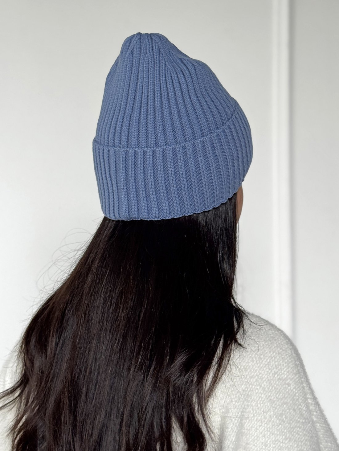 Стильна і тепла жіноча шапка блакитного кольору INNOE 950825-1 Джинс