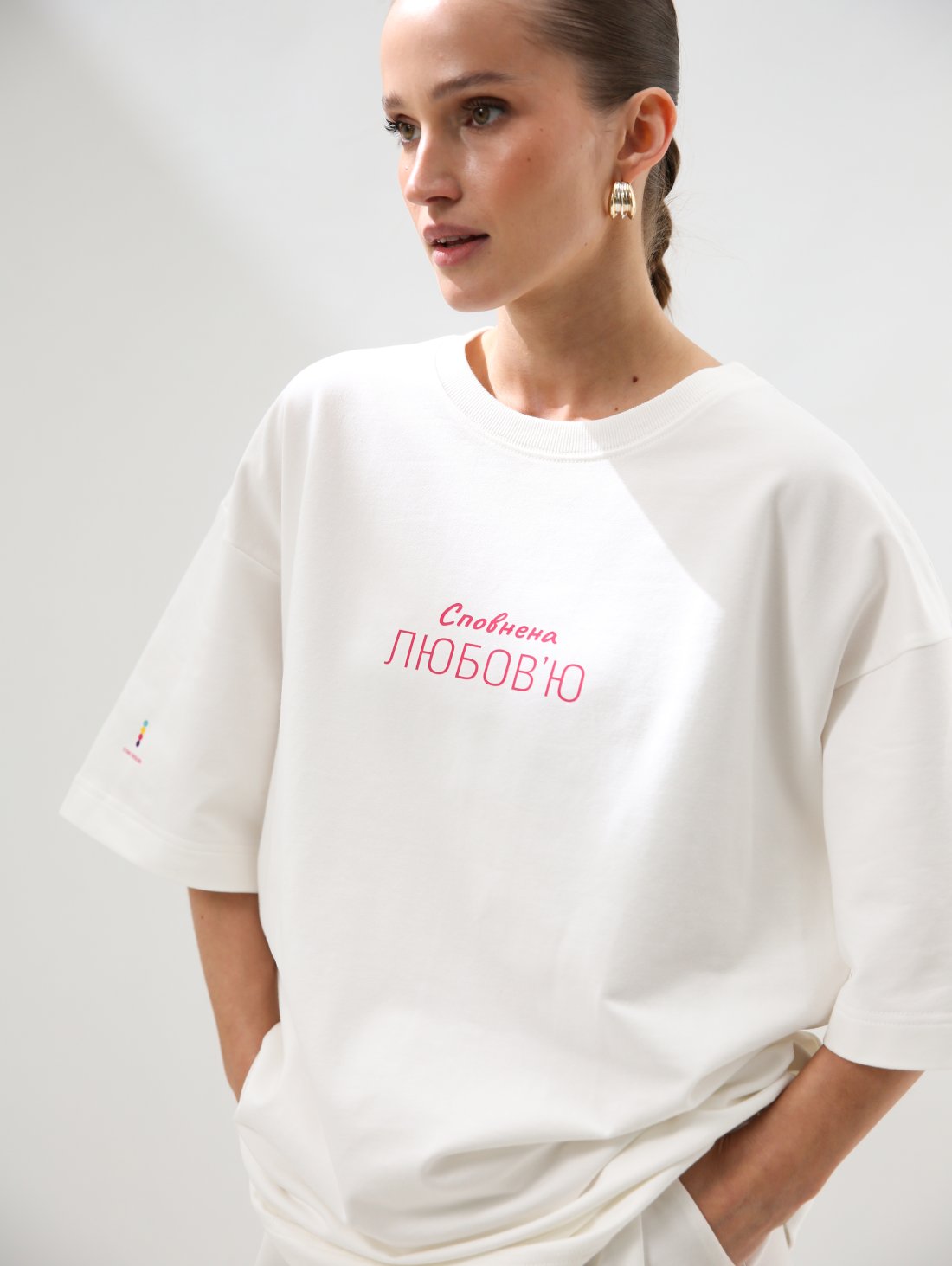 Футболка стану Любові з принтом "Сповнена любовʼю", білого кольору - 987 - товари що змінюють свідомість