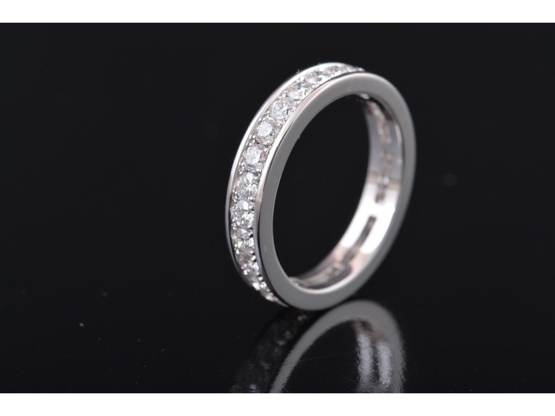 Обручка-доріжка із діамантами у стилі Tiffany