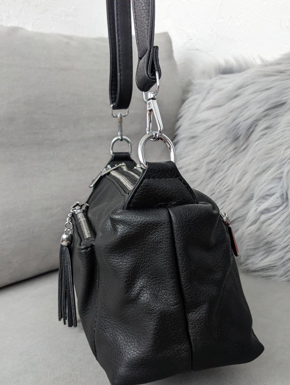Стильна чорна сумка з м’якої екошкіри з китицею через плече INNOE 350010-4 Чорний