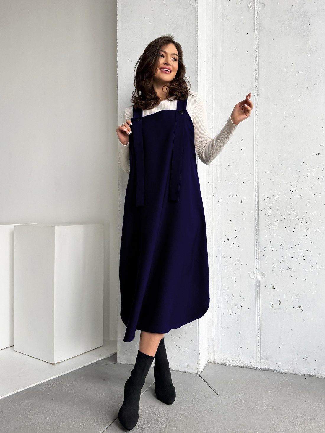Жіночий однотонний сарафан міді — універсальний базовий образ INNOE 270571-1 Темно-синій