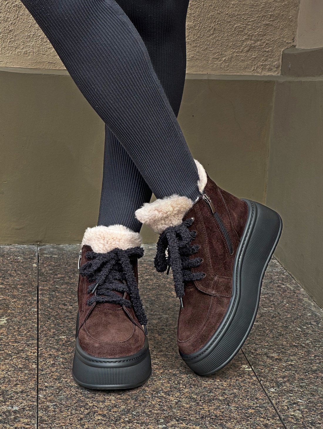 Жіночі замшеві черевики з хутром на високій підошві INNOE 777562-3 Шоколадний