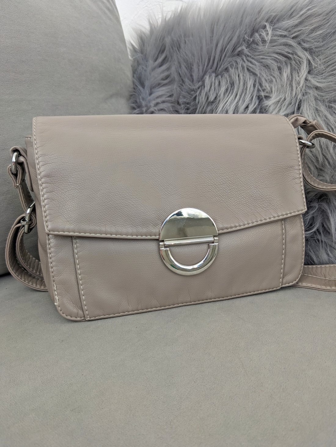 Практична повсякденна жіноча сумка з екошкіри INNOE 35003-1 Бежевий