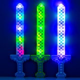 Алмазний меч Майнкрафт світиться, піксельний