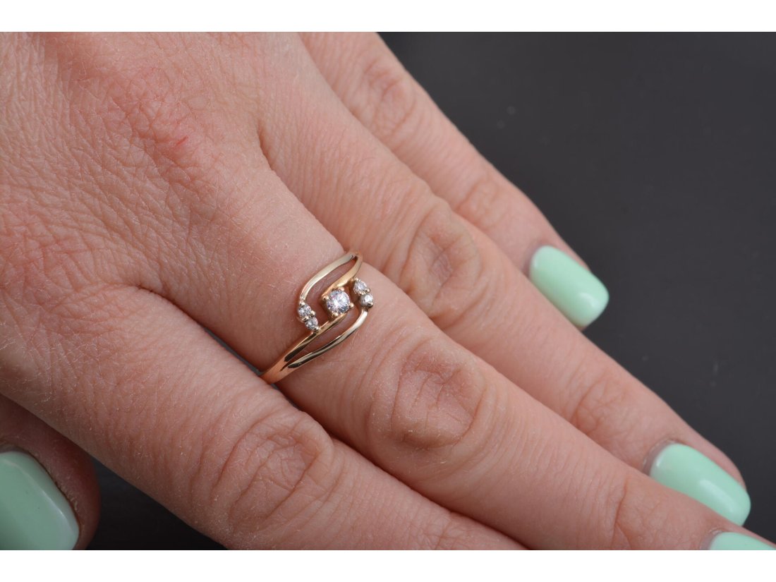 Тендітна жіноча каблучка