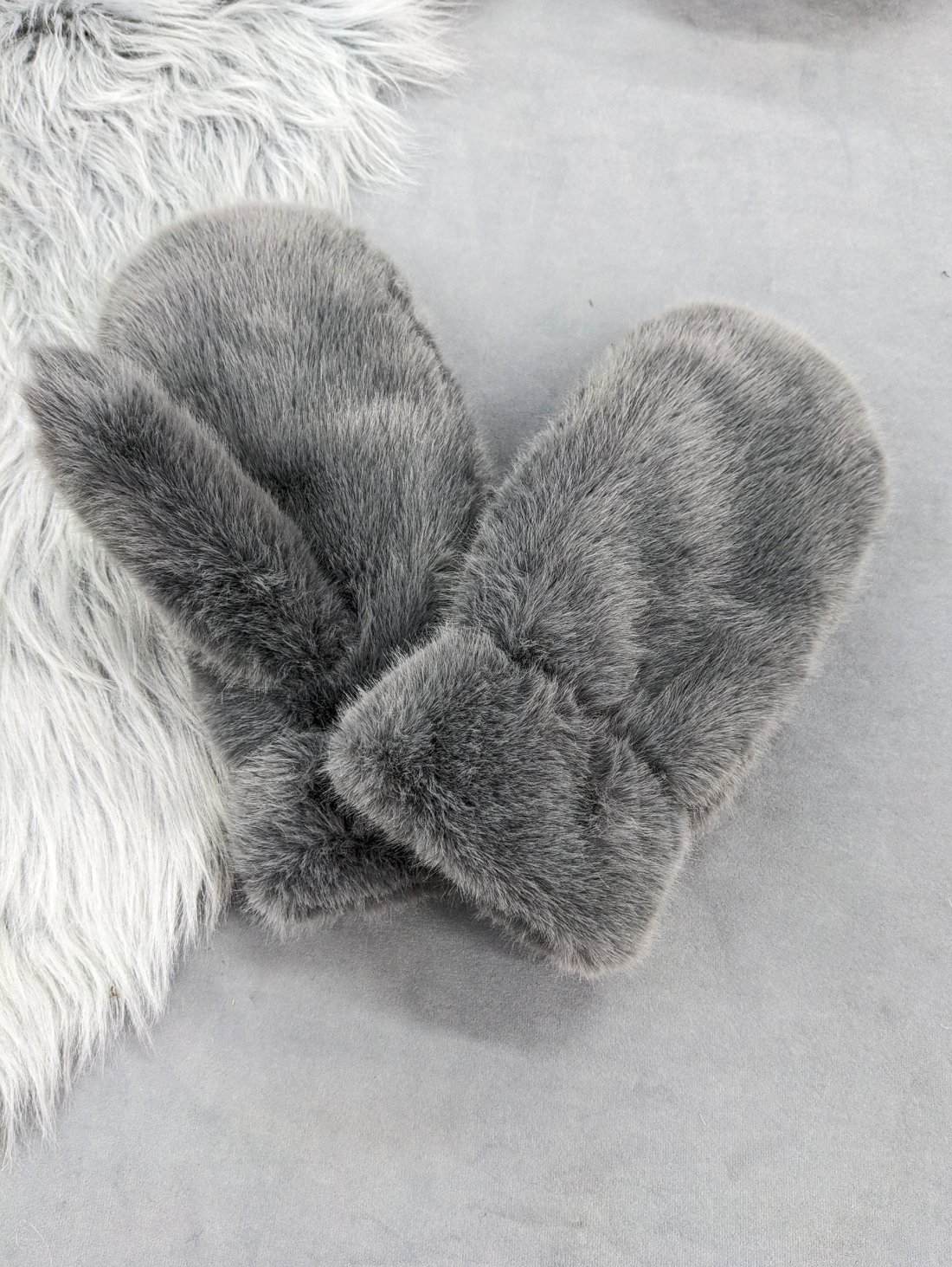 Затишні рукавички з хутра «Зимовий комфорт» INNOE 85005-2 Темно-сірий