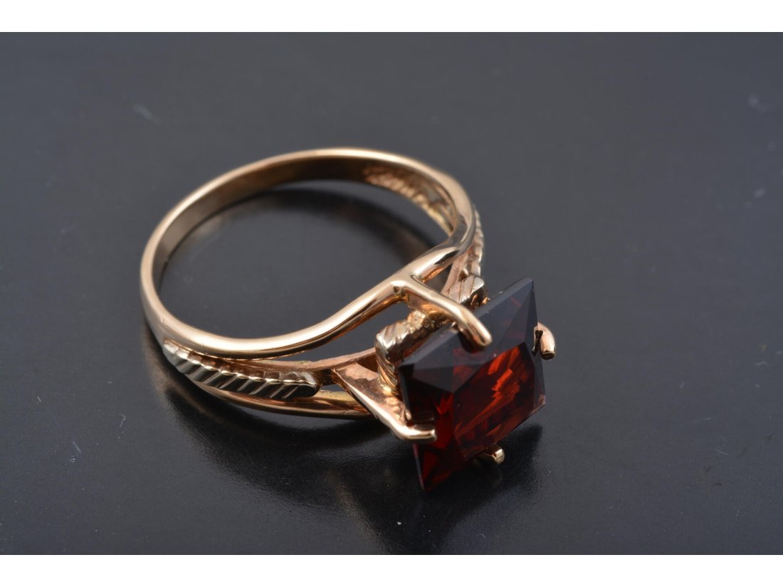 Жіноча каблучка з квадратним каменем