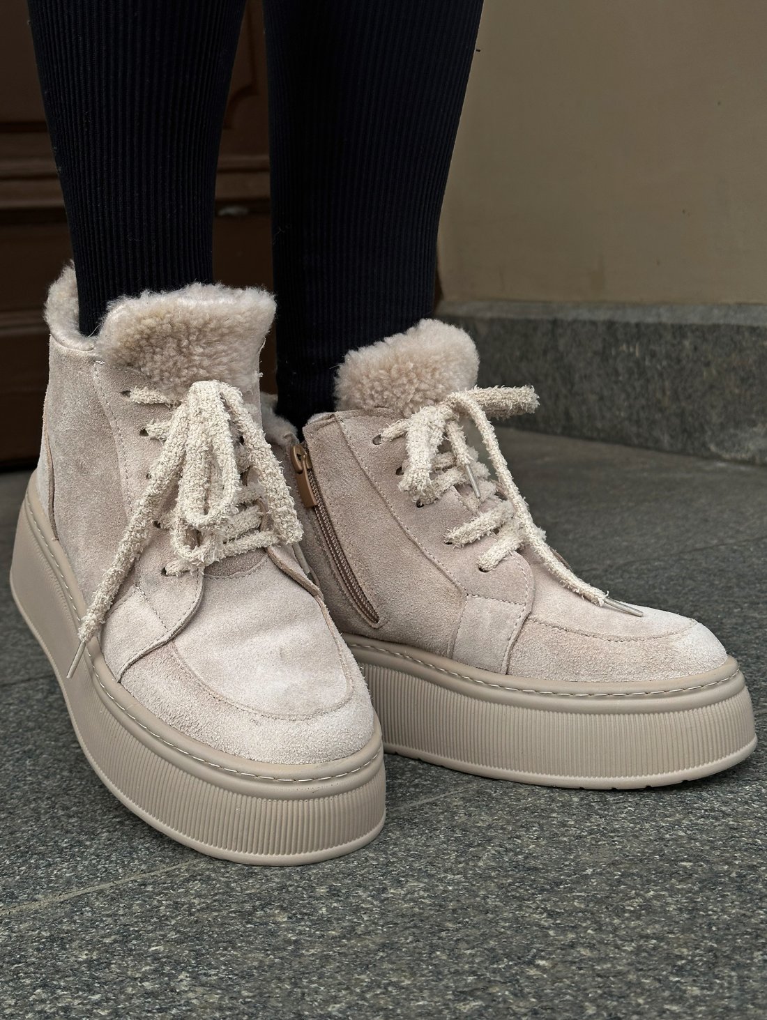 Теплі зимові черевики із замші з махровими шнурками INNOE 777562-1 Бежевий