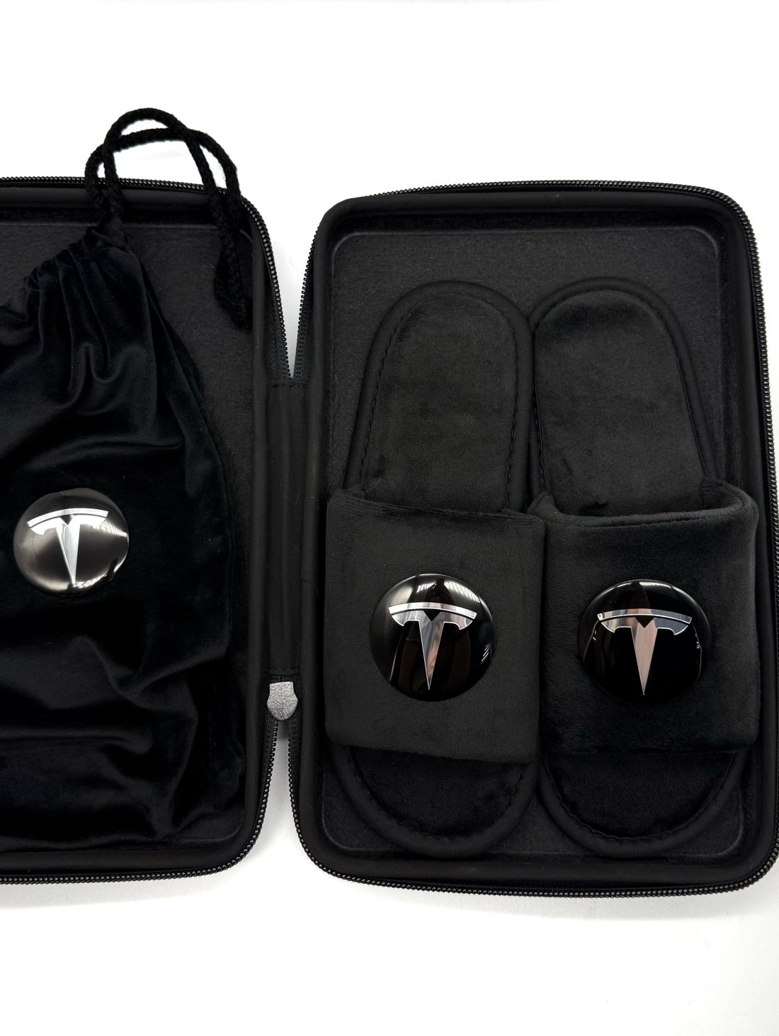 Подарунковий бокс з відкритими капчиками та мішечком з оригінальним авто-значком Tesla - Купити
