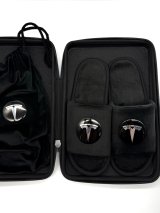 Подарунковий бокс з відкритими капчиками та мішечком з оригінальним авто-значком Tesla - Купити