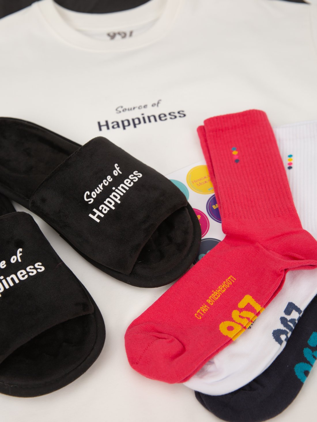 Комплект «Стан Щастя та впевненості» - футболка та чорні капці з принтом «Source of happiness» та 3 пари шкарпеток - 987 - товари що змінюють свідомість