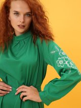 Зелена сукня з вишивкою на рукавах 270382-1