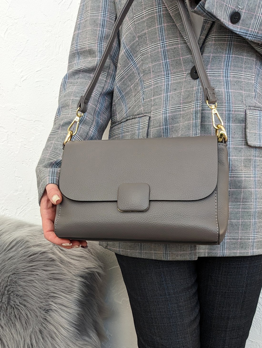 Стильна сумка Minimal Accent з декоративною кнопкою-пряжкою INNOE 350013-1 Тауп