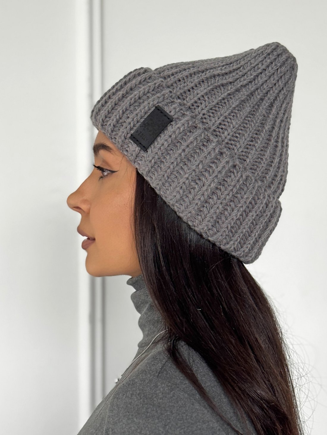 Стильна в’язана шапка з фактурною в’язкою INNOE 950234-1 Сірий