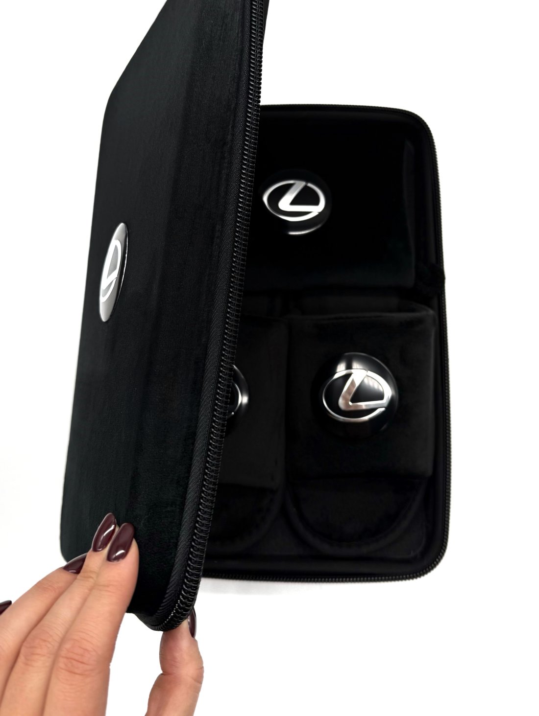 Подарунковий бокс з відкритими капчиками та мішечком з оригінальним авто-значком Lexus - Купити