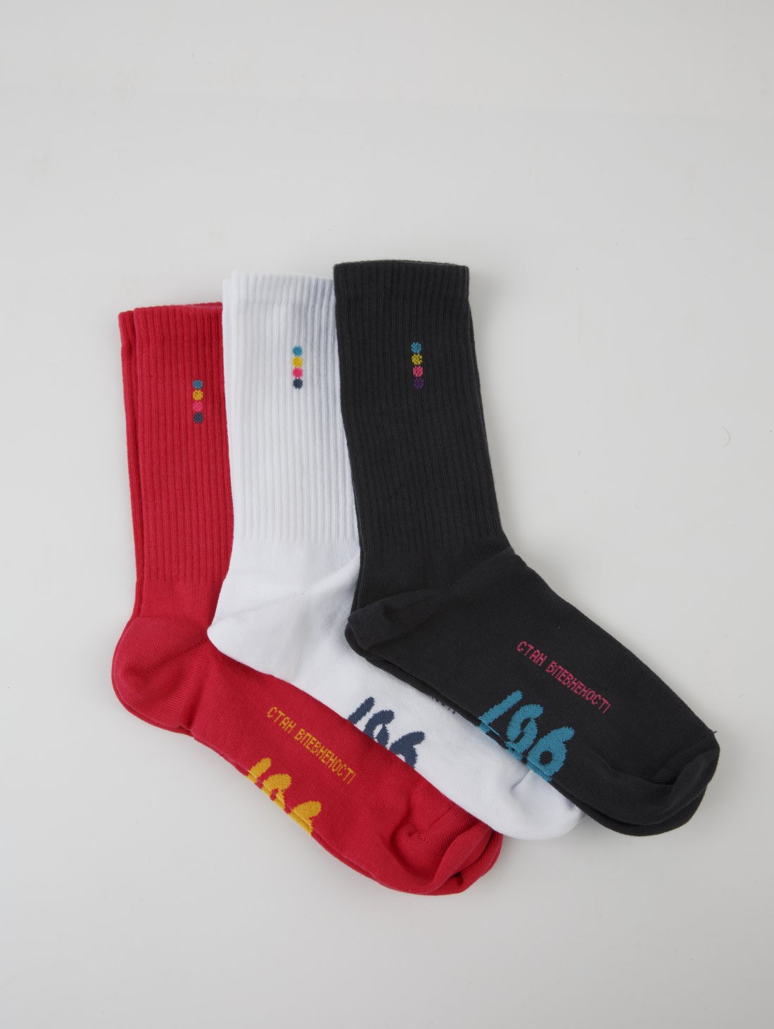 Комплект «Стан Щастя та впевненості» - футболка та червоні капці з принтом «Джерело щастя» та 3 пари шкарпеток