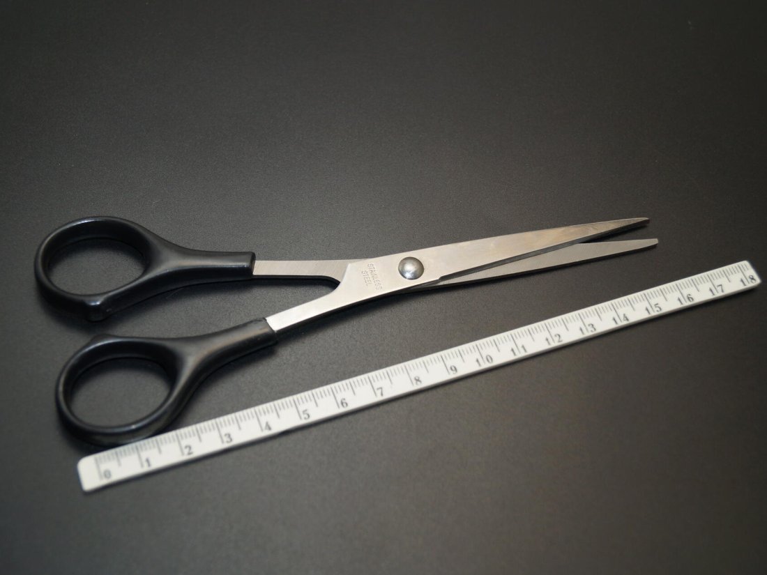 Ножиці чорна ручка.