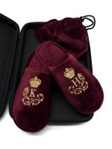 Подарунковий бокс з капцями та мішечком бордового кольору з нанесенням особистих ініціалів золотого кольору