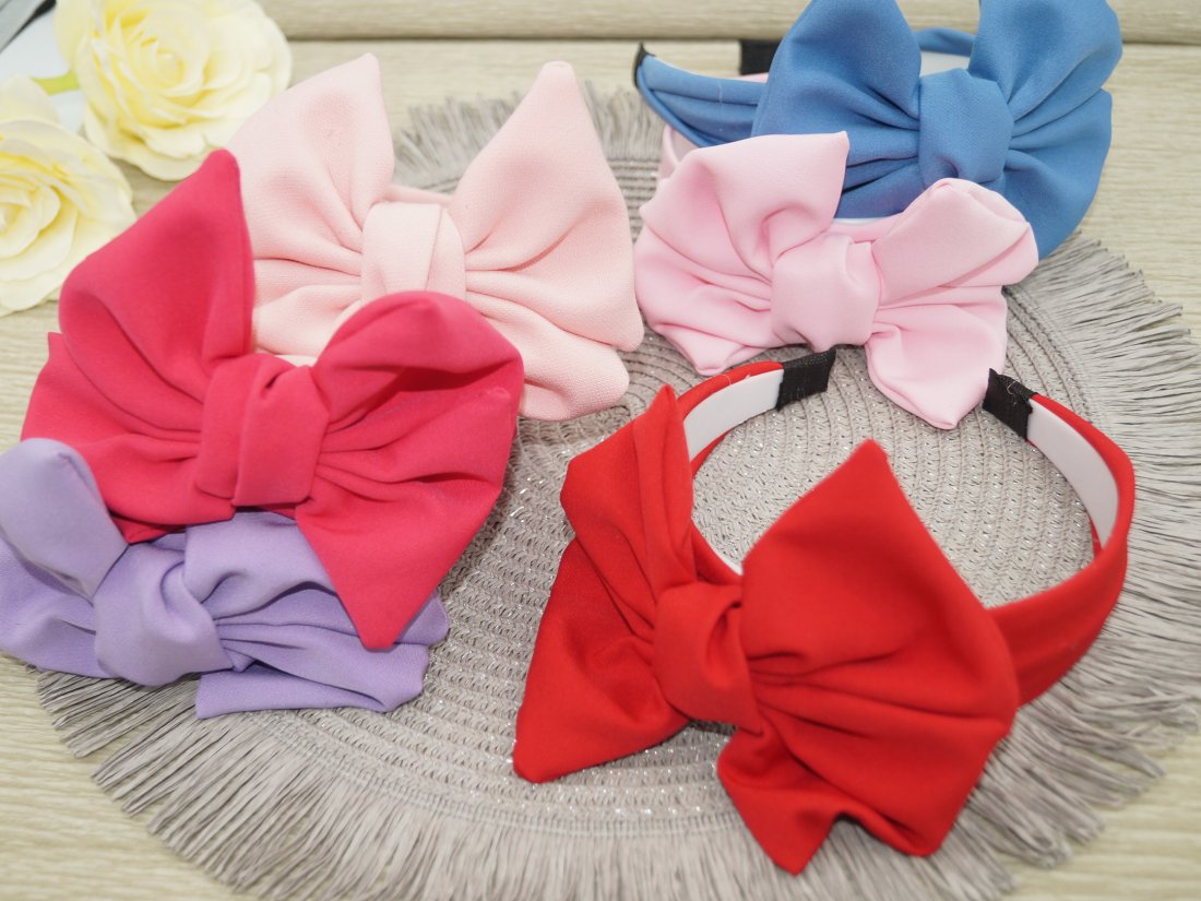 Дитячий обруч із бантом.