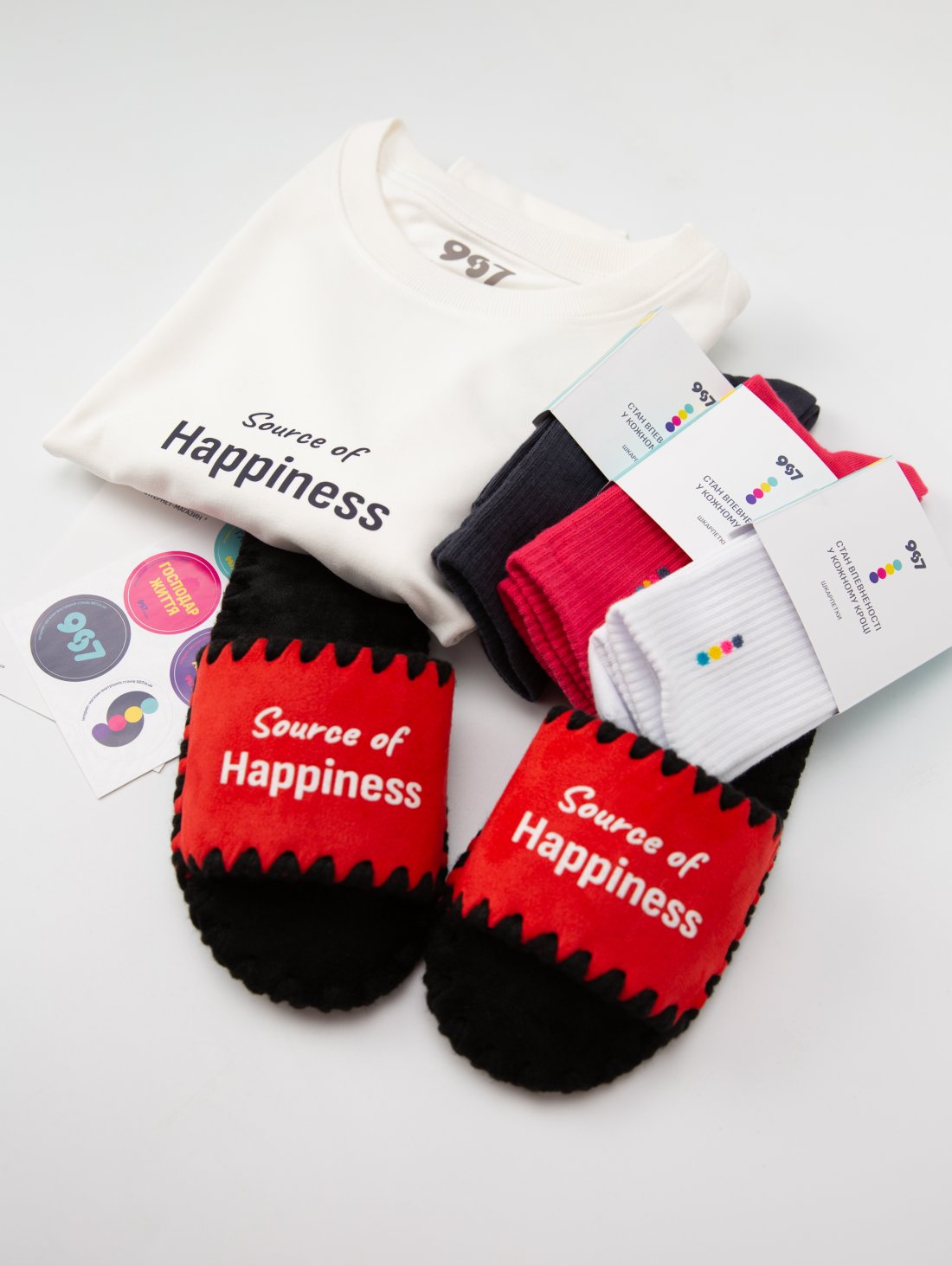 Комплект «Стан Щастя та впевненості» - футболка та червоні капці з принтом «Source of happiness» та 3 пари шкарпеток