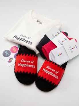 Комплект «Стан Щастя та впевненості» - футболка та червоні капці з принтом «Source of happiness» та 3 пари шкарпеток - Купити