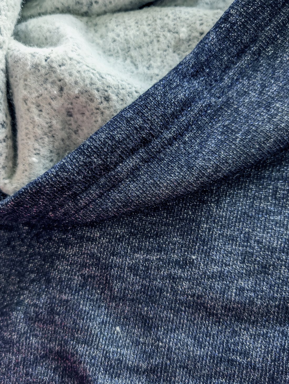 Жіночий костюм з м’яким начісом і благородним блиском INNOE 210366-4 Темно-синій