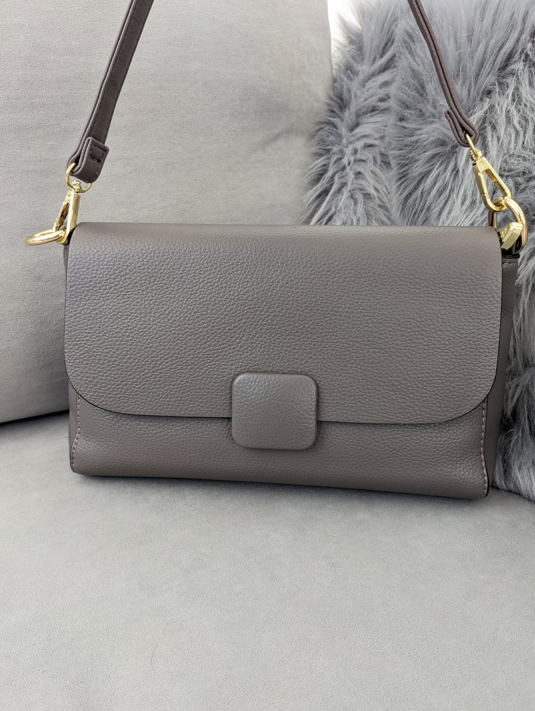 Стильна сумка Minimal Accent з декоративною кнопкою-пряжкою INNOE 350013-1 Тауп - Innoe