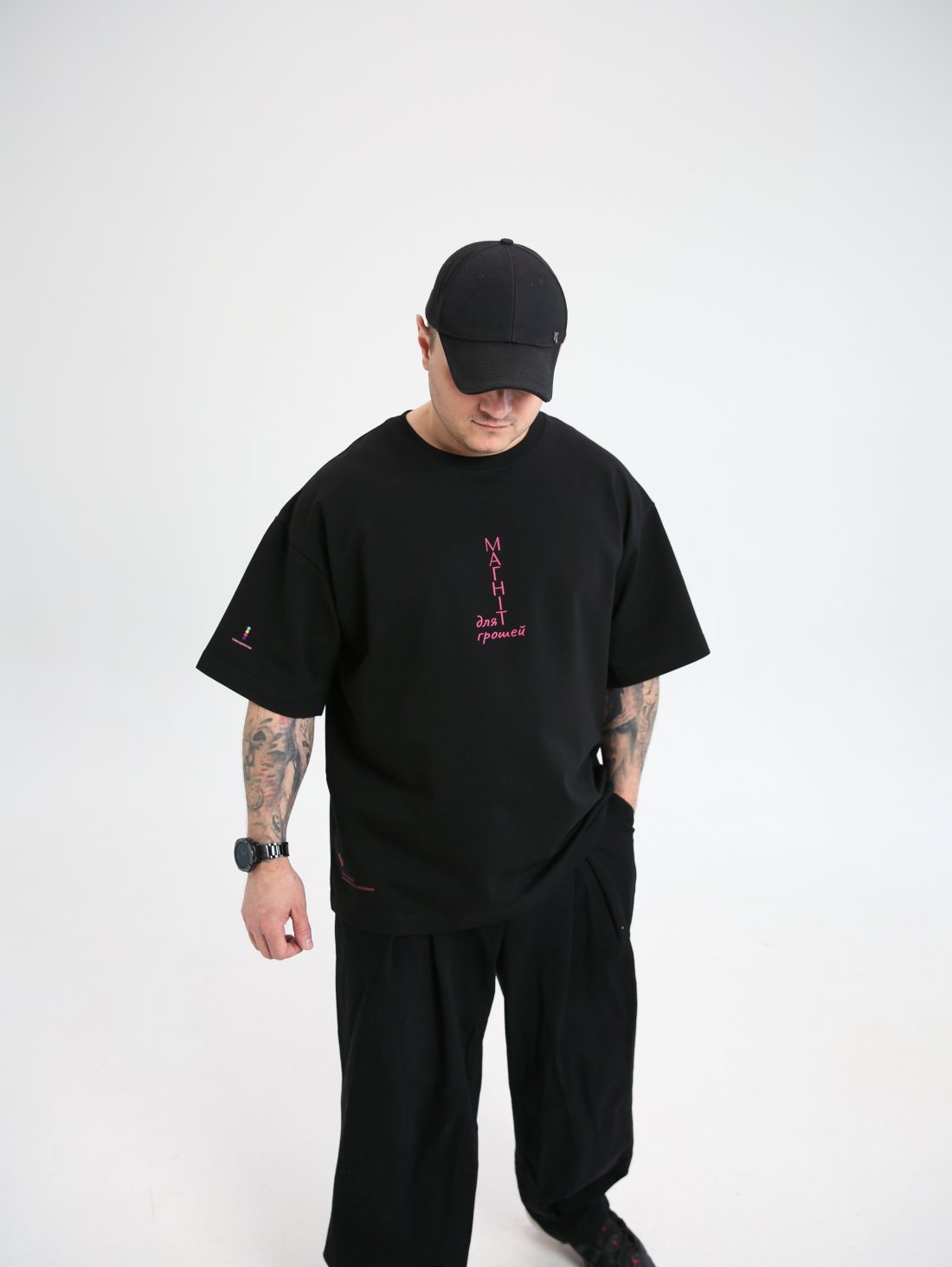 Футболка стану багатства з принтом Магніт для грошей, черного кольору копия